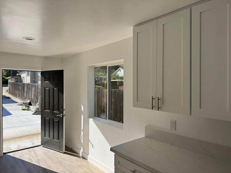 Building Photo - 376 Ramona Dr