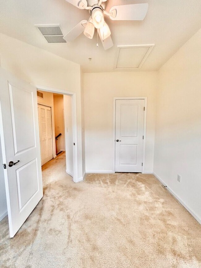 Building Photo - Welcome to the desirable Howard Square