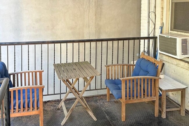 Building Photo - 608 Madison St