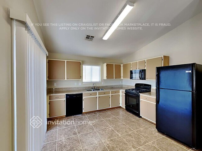 Building Photo - 5912 Trumbull St