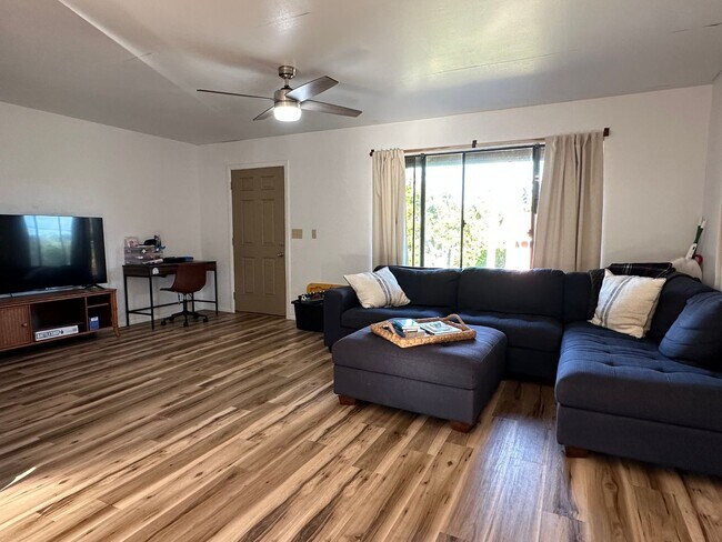 Building Photo - TCT - Higa