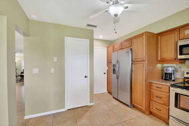 Building Photo - 4677 Robinwood Cir