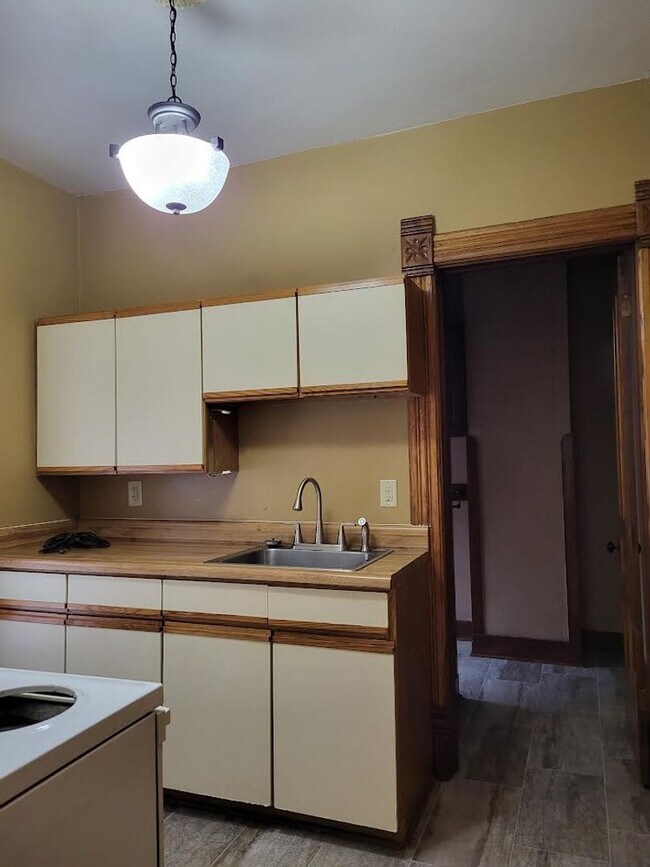 Interior Photo - 232 Woodward Ave