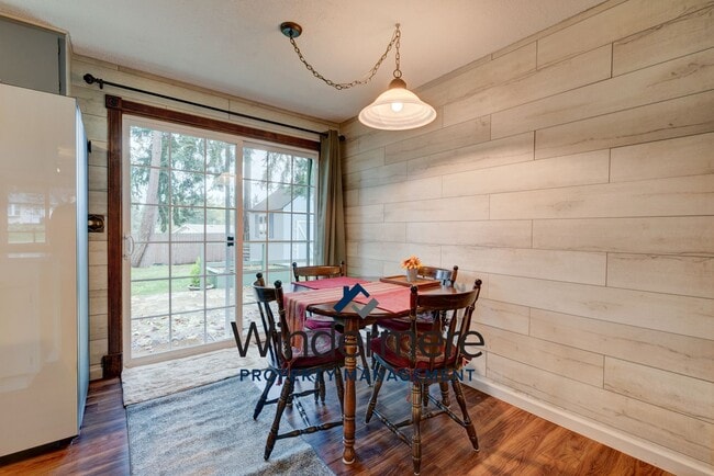 Building Photo - Fully-Furnished Cozy 3 Bedroom Home - (Sho...