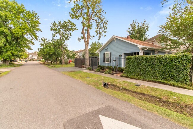 Building Photo - 814 E 23rd St