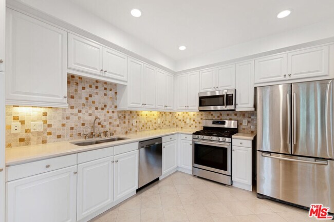 Building Photo - 6020 S Seabluff Dr