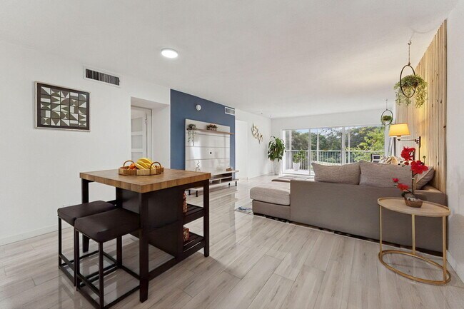 Building Photo - 3150 N Palm Aire Dr