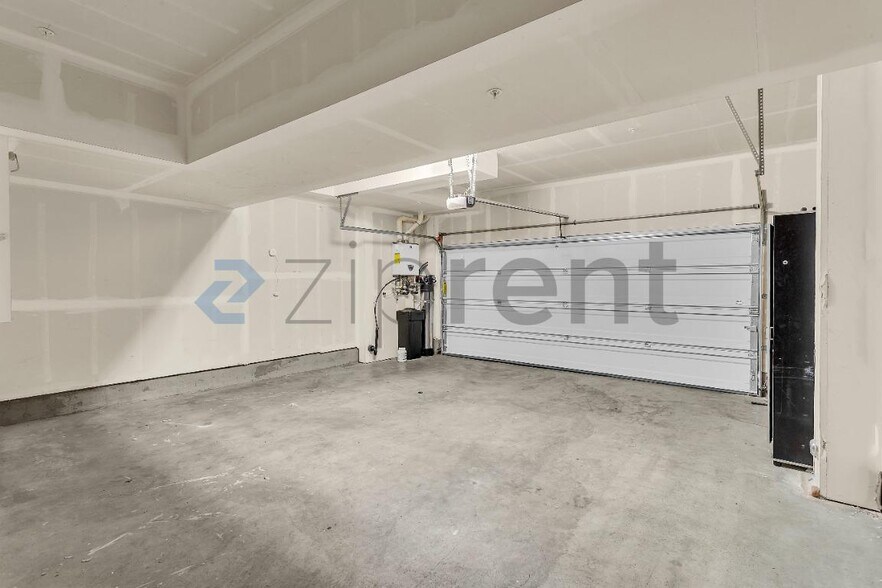 Building Photo - Unit
