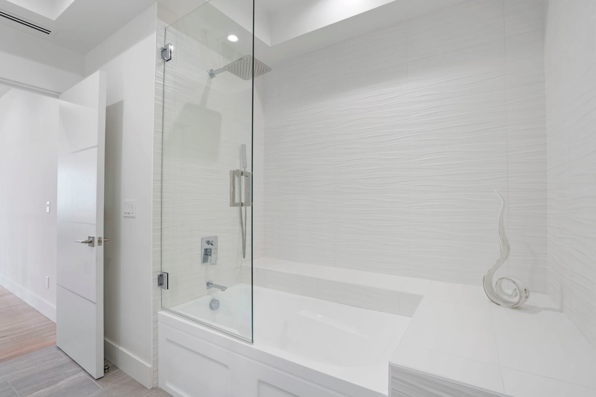 Upstairs Tub with Hinged Partition - 4386 Newport Ave