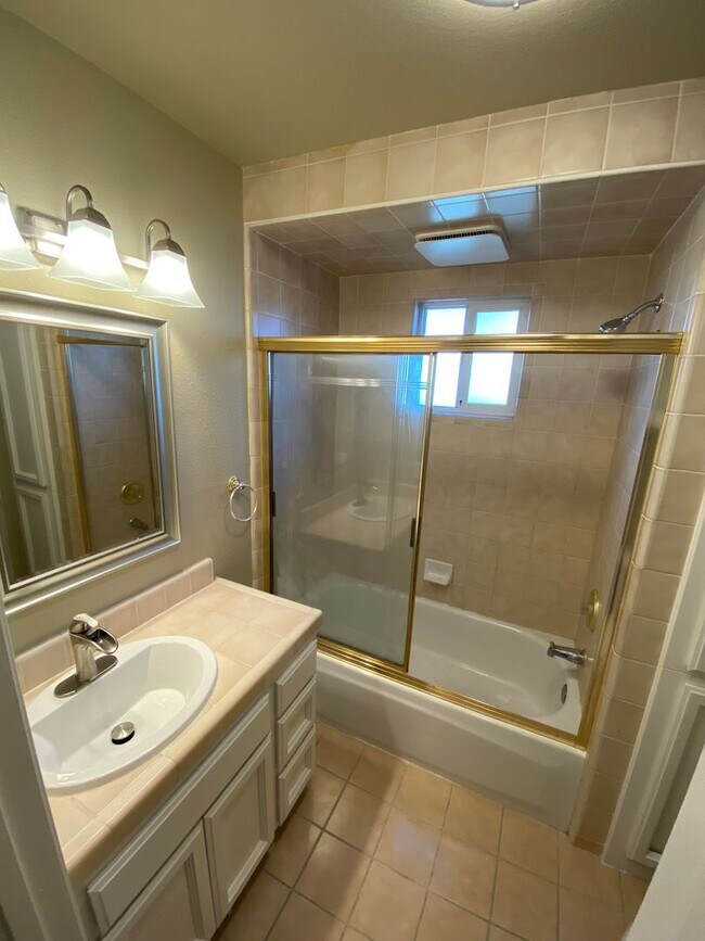 Building Photo - Updated 2 Bedroom Roseville Unit!