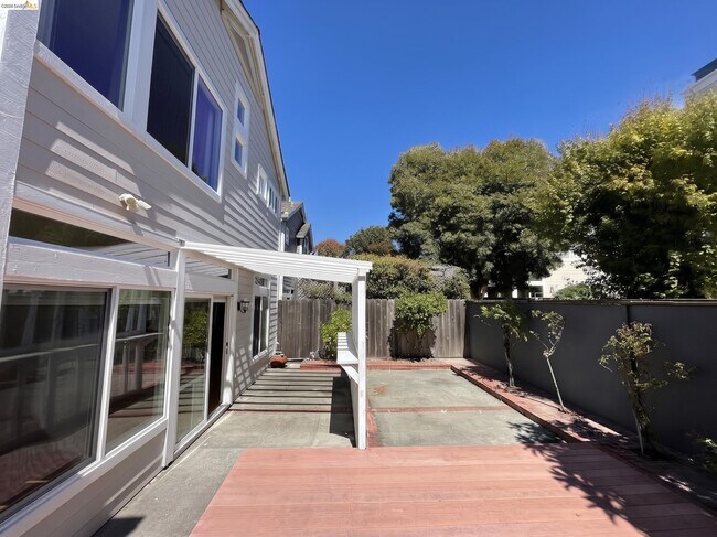 Building Photo - 70 Seabreeze Dr