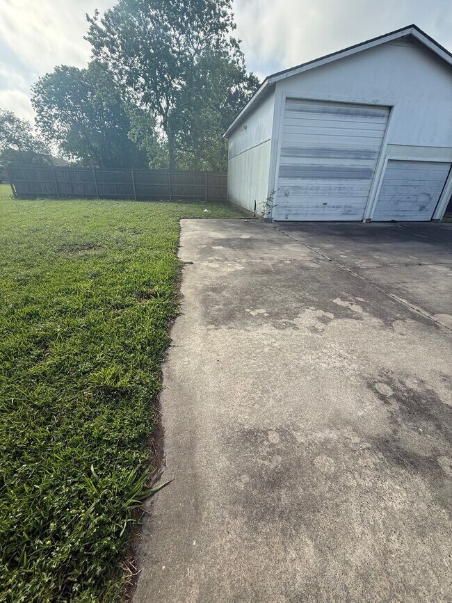 Building Photo - Rental in Groves, Tx