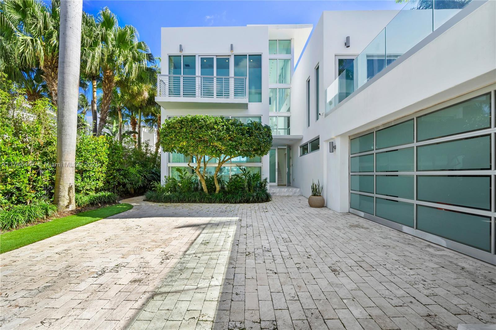 Building Photo - 1061 N Venetian Dr