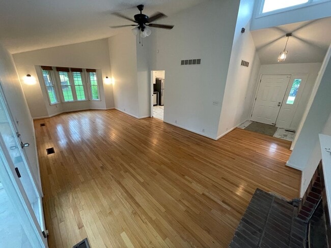 Building Photo - Beautiful Home Large Garage Highly Desired For Rent