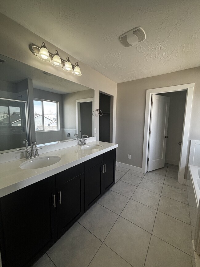 Building Photo - 1373 E Bell Buoy Way