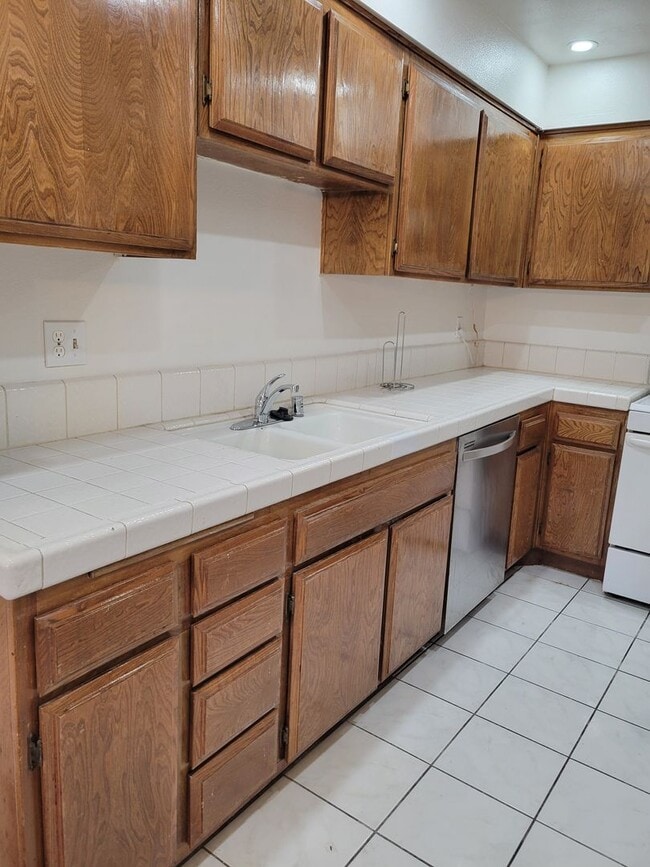 Building Photo - Plenty of Natural Light! Spacious Townhouse conveniently across Dominguez Hills!