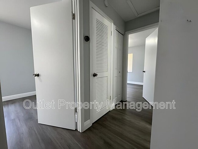 Building Photo - 442 S Hill Ave