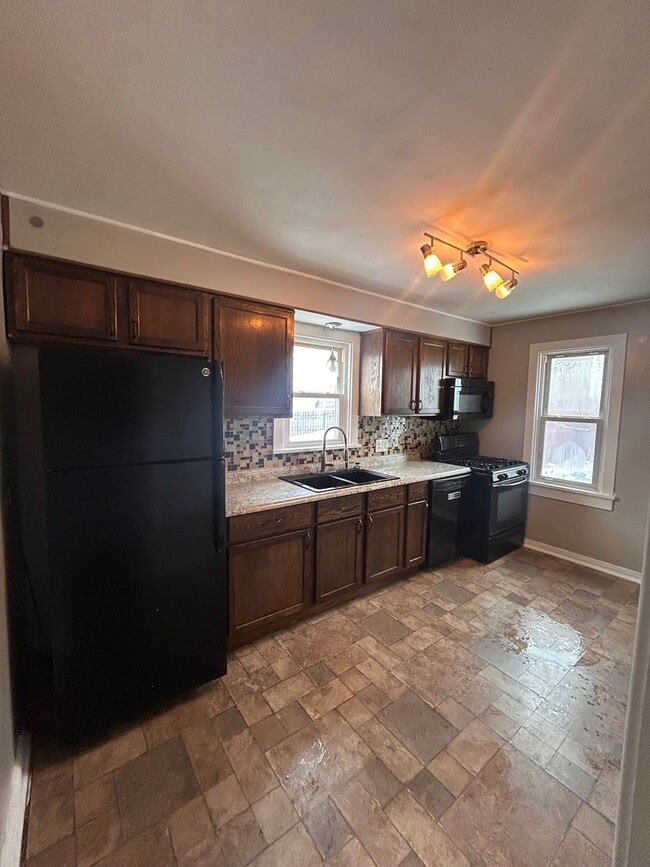 Building Photo - 1633 Kelly Dr