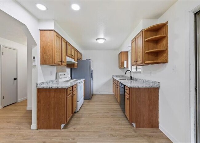 Building Photo - 1319 E Victory Rd