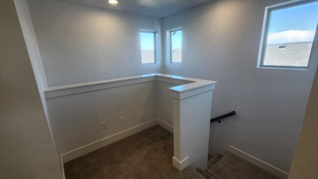 Building Photo - Functionality and convenience! Minutes from one of Meridian's most fantastic parks, with pools, p...