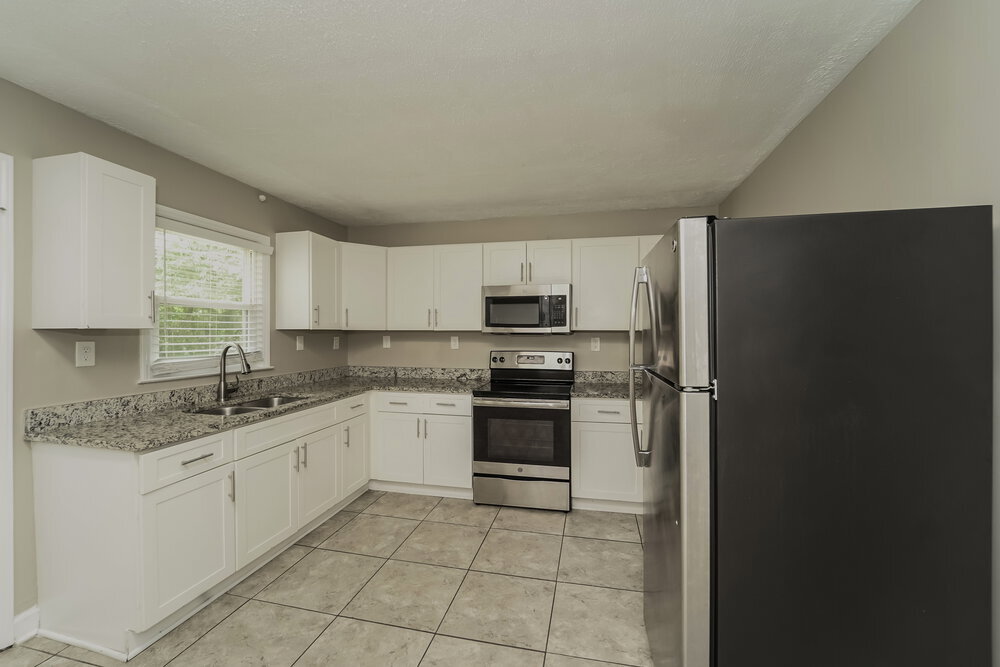 Building Photo - 4700 Hidden Valley Rd