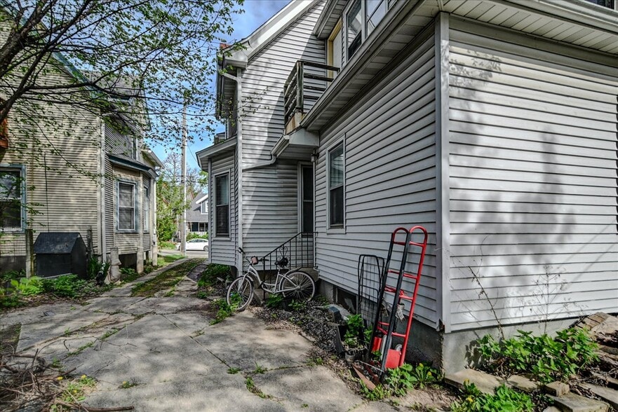 Building Photo - 205 S Fair Oaks Ave