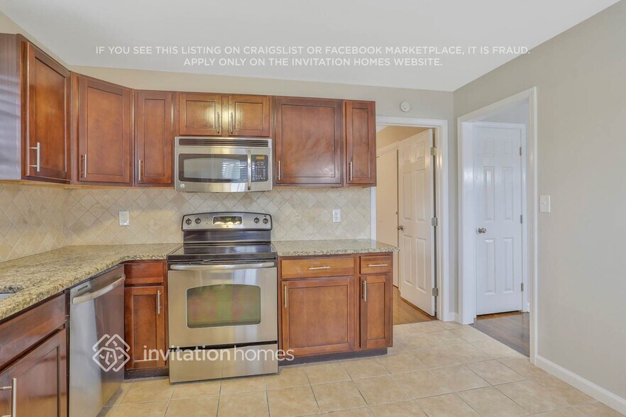 Building Photo - 705 Pinehill Dr
