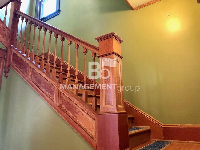 Building Photo - Close-In NE Portland Victorian Offers  Perfect Blend of  Old Charm with Newer Amenities. Lush Pri...