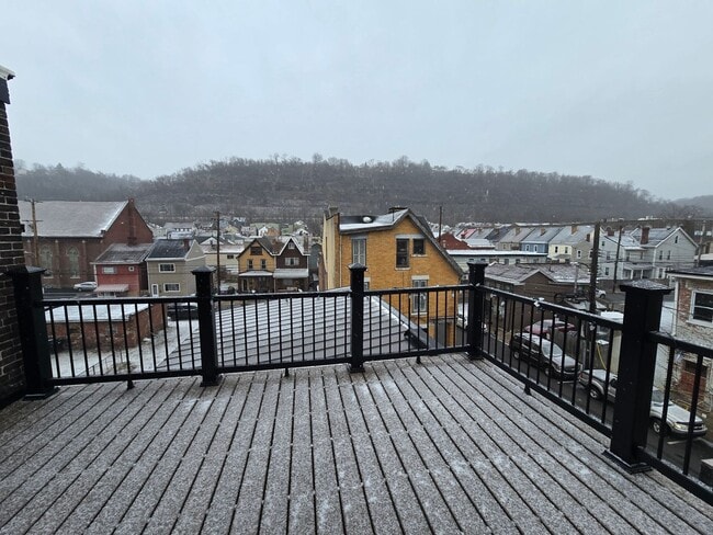 Building Photo - Beautifully Remodeled 3 Bedroom With Rooftop Deck - Downtown Sharpsburg