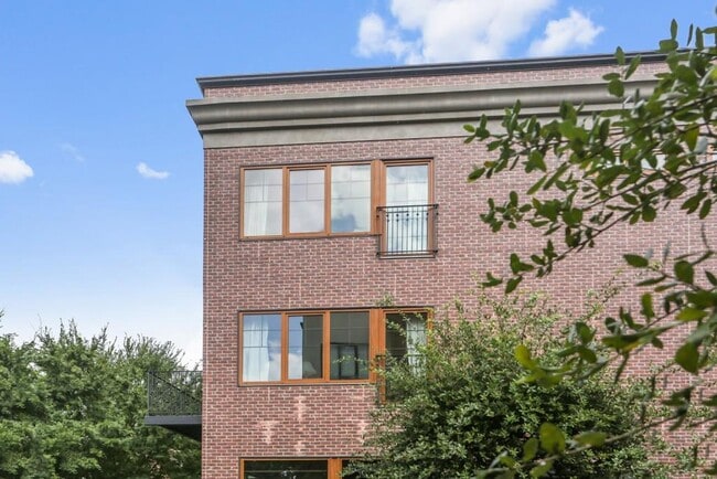 Building Photo - 1442 Dresden Dr