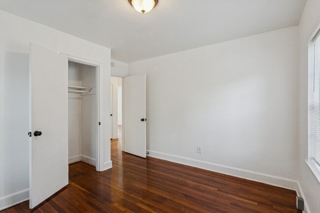 Building Photo - Christopher Shores