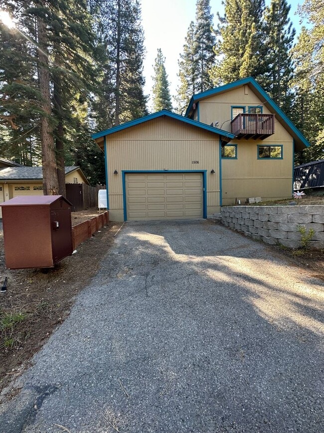 Building Photo - Great End Of Street location -  3 bedroom,...