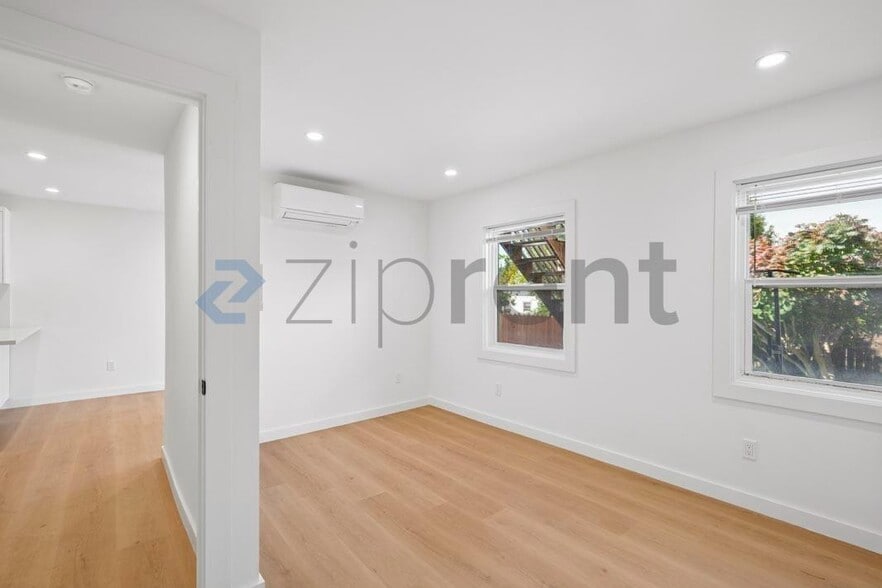 Building Photo - Unit D