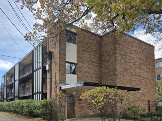 Building Photo - 6961 N Oakley Ave