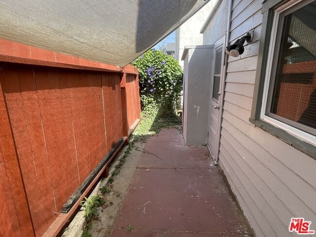 Building Photo - 351 Temple Ave