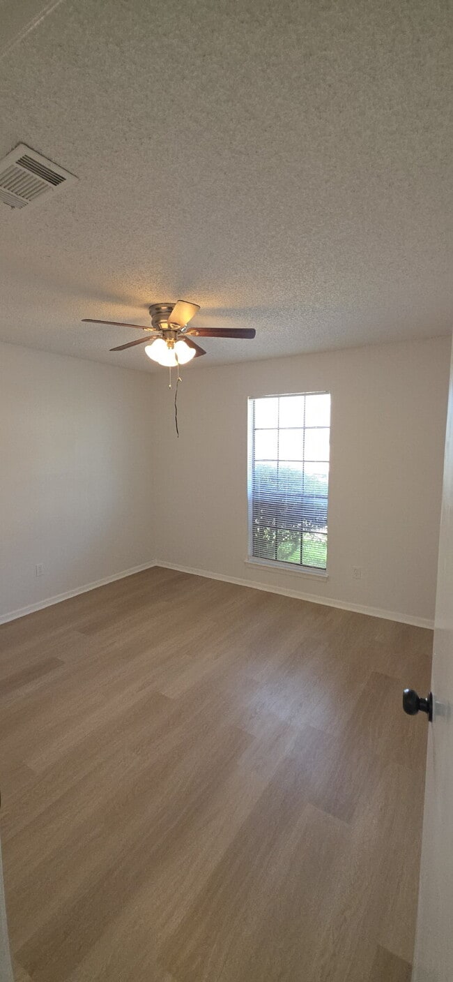 Building Photo - Beautifully remodeled first-floor condo with 2 bed & 2 bath