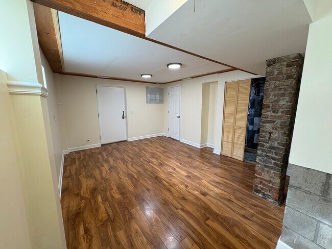 Building Photo - 712 W 17th St