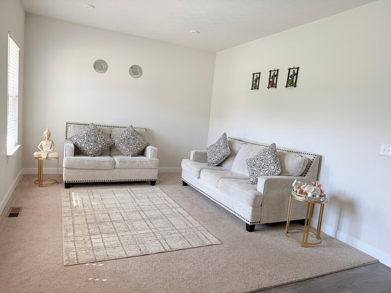 Building Photo - 1039 Fairwater Springs Dr