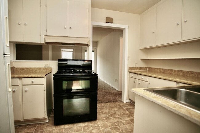 Building Photo - Available now! 2ba 1 ba single story home.