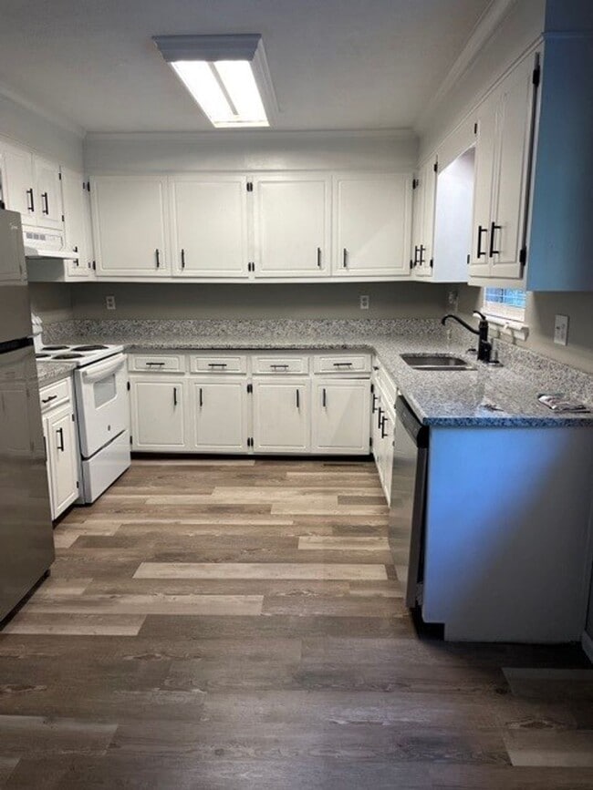 Building Photo - Available NOW – Renovated 3 Bedroom, 2 Bat...