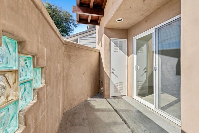 Building Photo - Private Guest House in Eastside Costa Mesa