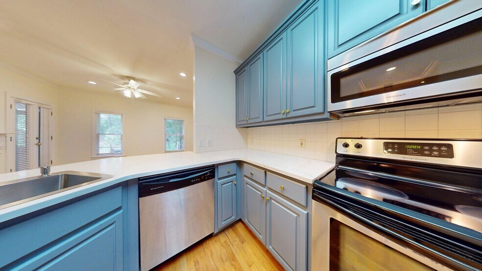 Building Photo - Spacious Townhome close to downtown Auburn...