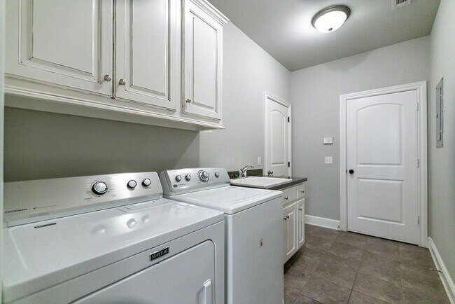 Building Photo - 461 Bordeaux Ave
