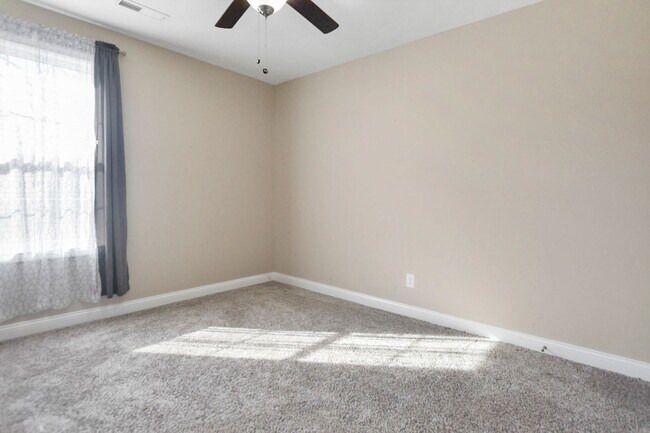 Building Photo - Pet Friendly Three Bedroom!