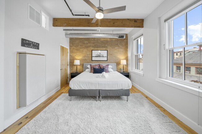 Building Photo - 122 W Elder St