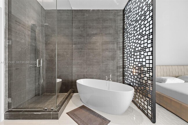 Building Photo - 480 NE 31st St