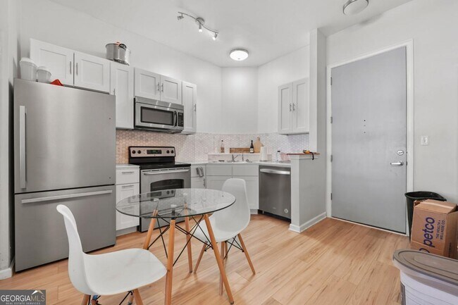 Building Photo - 898 Oak St SW