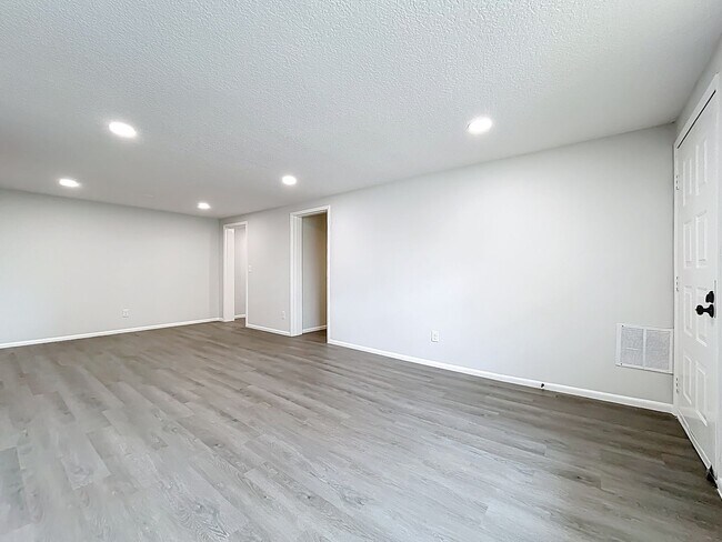 Building Photo - Renovated 2 Bedroom 1 Bathroom Apartment | Stainless Steel Appliances, Granite Counters, Inside L...