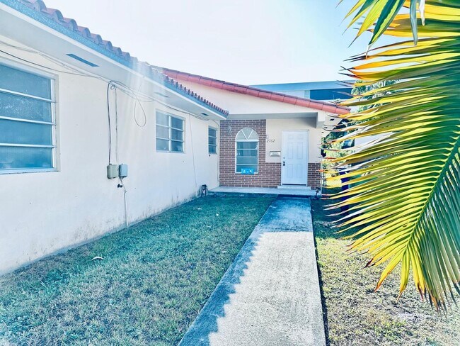 Building Photo - Classic Coral Way Charm- 3 bedroom Duplex Available!