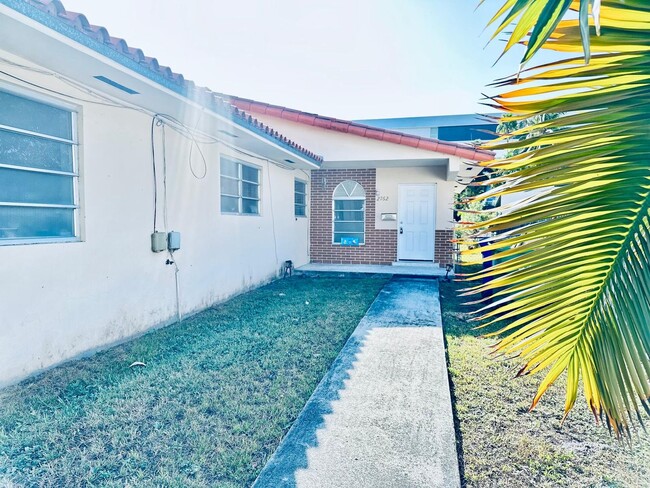 Building Photo - Sprawling Duplex in Miami's Silver Bluff/S...